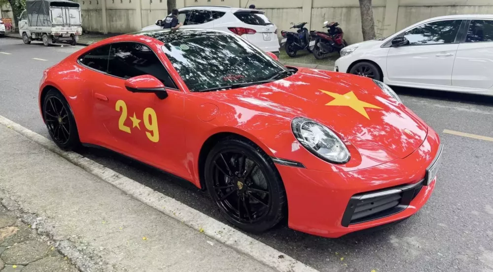 Chủ xe Porsche 911 992 lên bộ áo cờ đỏ sao vàng đẹp mắt nhân dịp kỷ niệm 80 năm Quốc khánh 2/9- Ảnh 1.
