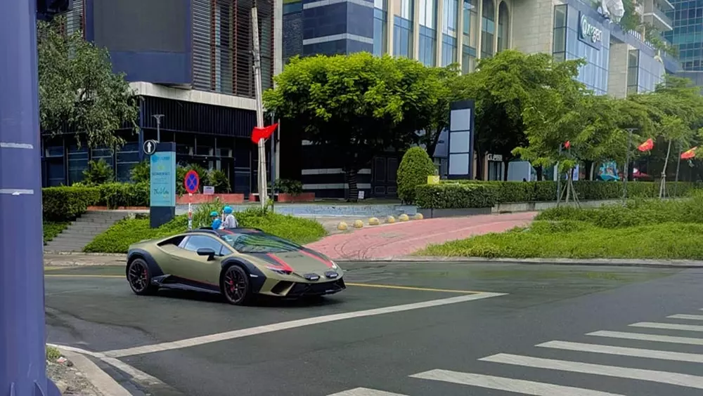 Siêu xe chuyên chạy địa hình Lamborghini Huracan Sterrato đầu tiên về Việt Nam- Ảnh 1.