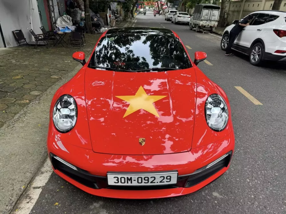 Chủ xe Porsche 911 992 lên bộ áo cờ đỏ sao vàng đẹp mắt nhân dịp kỷ niệm 80 năm Quốc khánh 2/9- Ảnh 2. Chủ xe Porsche 911 992 lên bộ áo cờ đỏ sao vàng đẹp mắt nhân dịp kỷ niệm 80 năm Quốc khánh 2/9- Ảnh 2.