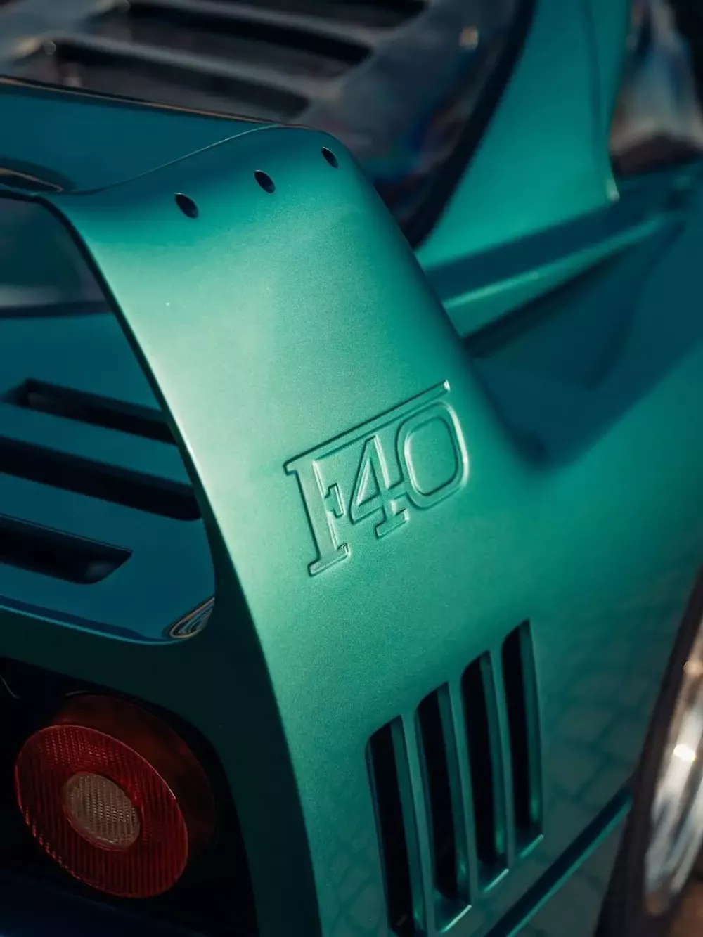 Lạ mắt với Ferrari F40 mang màu xanh Verde Fortunato, giá có thể vài triệu USD- Ảnh 5.