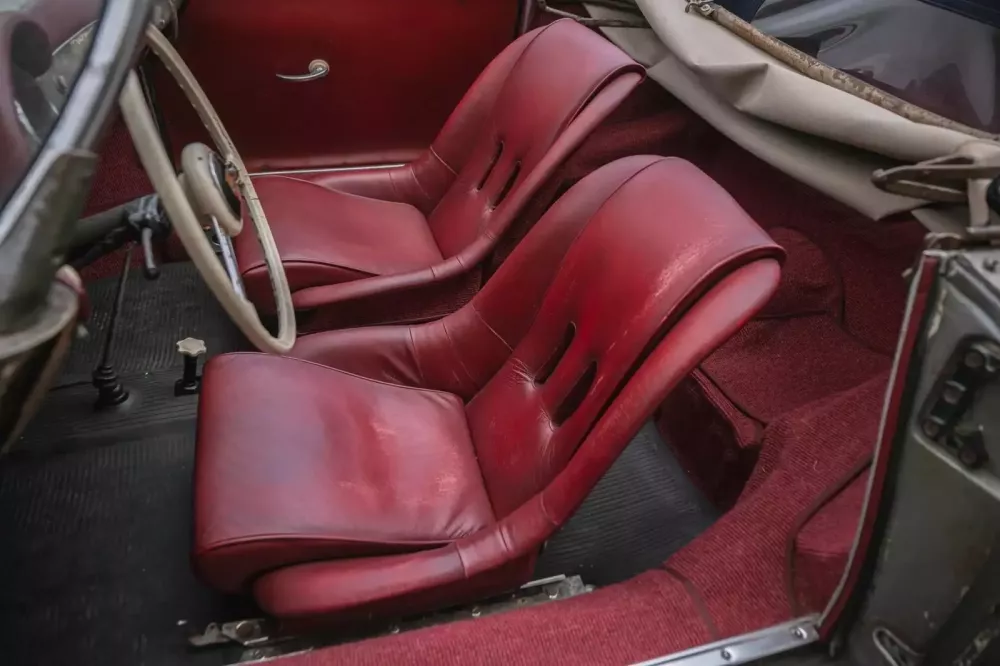 Phát hiện Porsche 356 đời 1955 bị quên trong kho thóc hơn 60 năm, giá trị phải nửa triệu USD, bạn biết làm gì rồi đấy?- Ảnh 9.