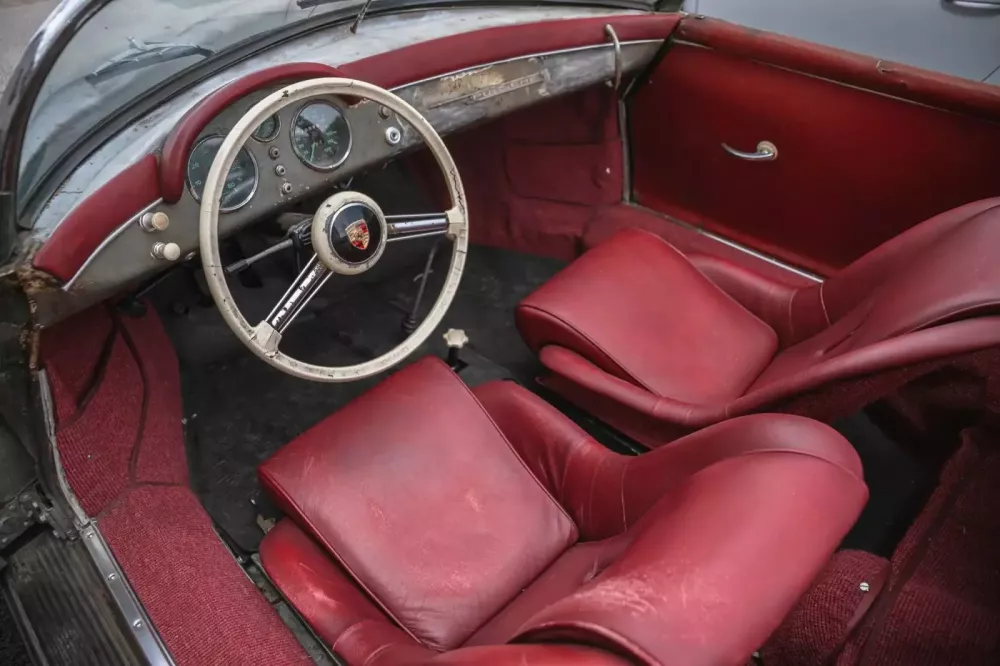 Phát hiện Porsche 356 đời 1955 bị quên trong kho thóc hơn 60 năm, giá trị phải nửa triệu USD, bạn biết làm gì rồi đấy?- Ảnh 8.
