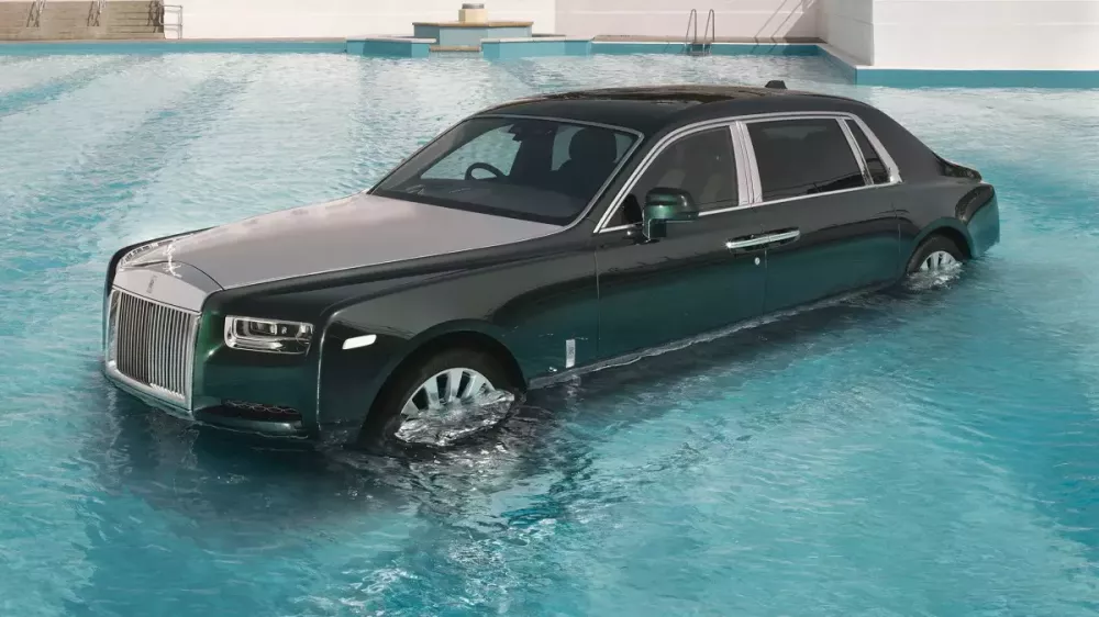 Chiếc Rolls-Royce Phantom được thả vào bể bơi chỉ là xe nguyên mẫu, không phải phiên bản thương mại bán ra thị trường