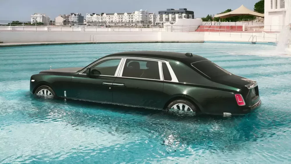 Nước ngập quá tâm bánh xe của chiếc Rolls-Royce Phantom