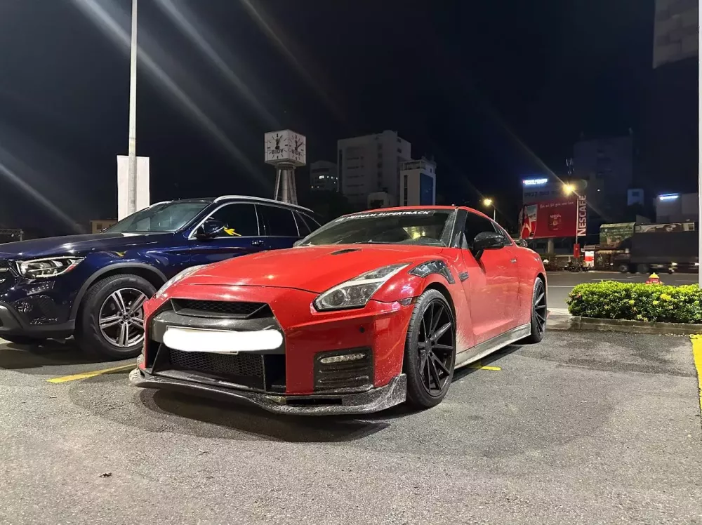 Cặp siêu xe màu đỏ đẹp mắt đi "ăn đêm" ở Tp.HCM: Nissan GT-R vẫn có sức hút riêng bên cạnh Ferrari 488 GTB- Ảnh 2.