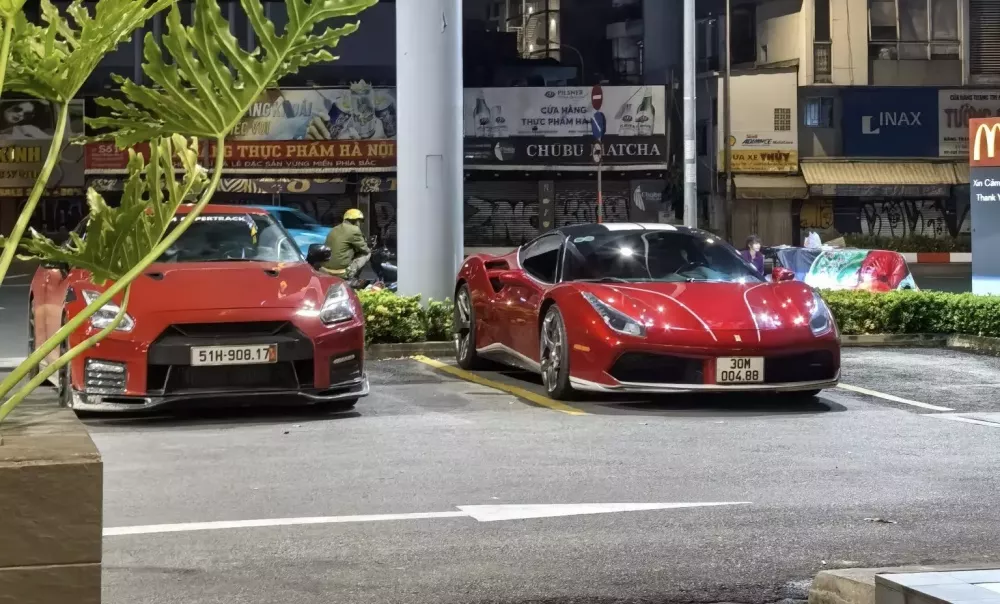 Cặp siêu xe màu đỏ đẹp mắt đi "ăn đêm" ở Tp.HCM: Nissan GT-R vẫn có sức hút riêng bên cạnh Ferrari 488 GTB- Ảnh 1.