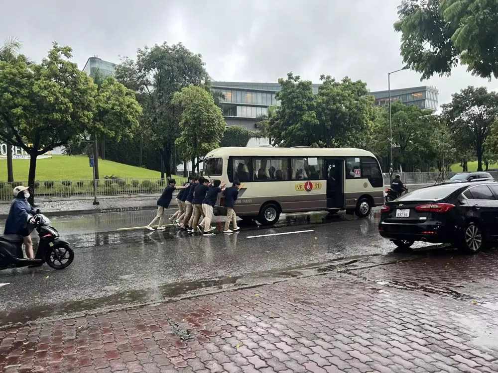 Một chiếc ô tô chết máy khiến hành khách phải xuống đẩy trên đường Đõ Đức Dục