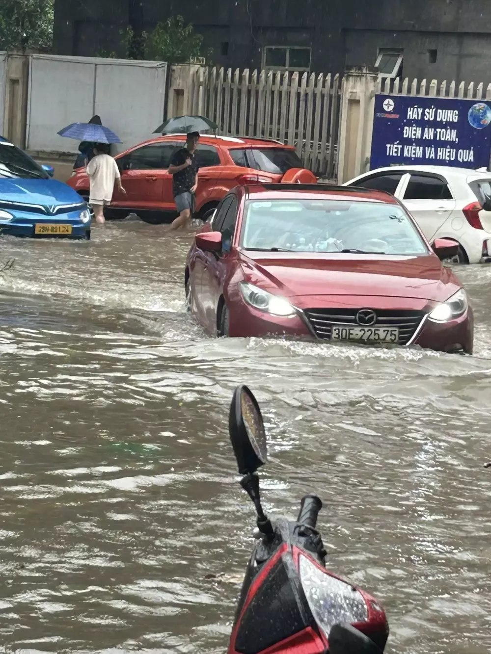Những chiếc ô tô vẫn cố băng qua đường ngập tại Mỹ Đình