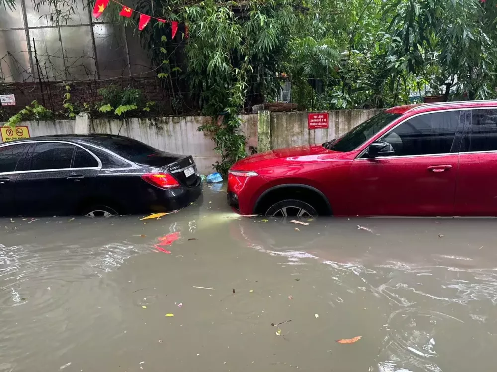 Nước ngập quá nửa bánh ô tô trên đường Võ Chí Công