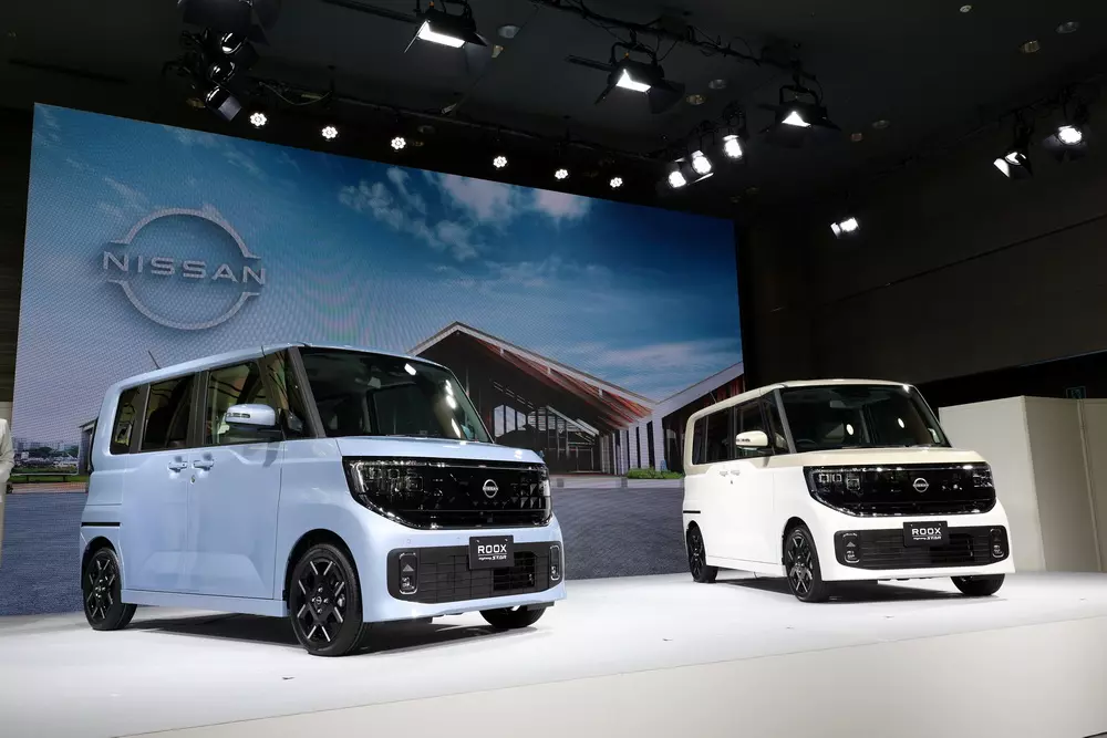 Nissan Roox 2025 phiên bản Highway STAR (xanh) và Standard (trắng) Nissan Roox 2025 phiên bản Highway STAR (xanh) và Standard (trắng)