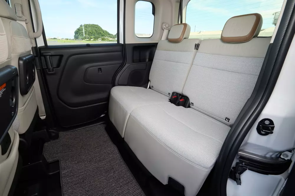 Hàng ghế sau của Nissan Roox Hàng ghế sau của Nissan Roox