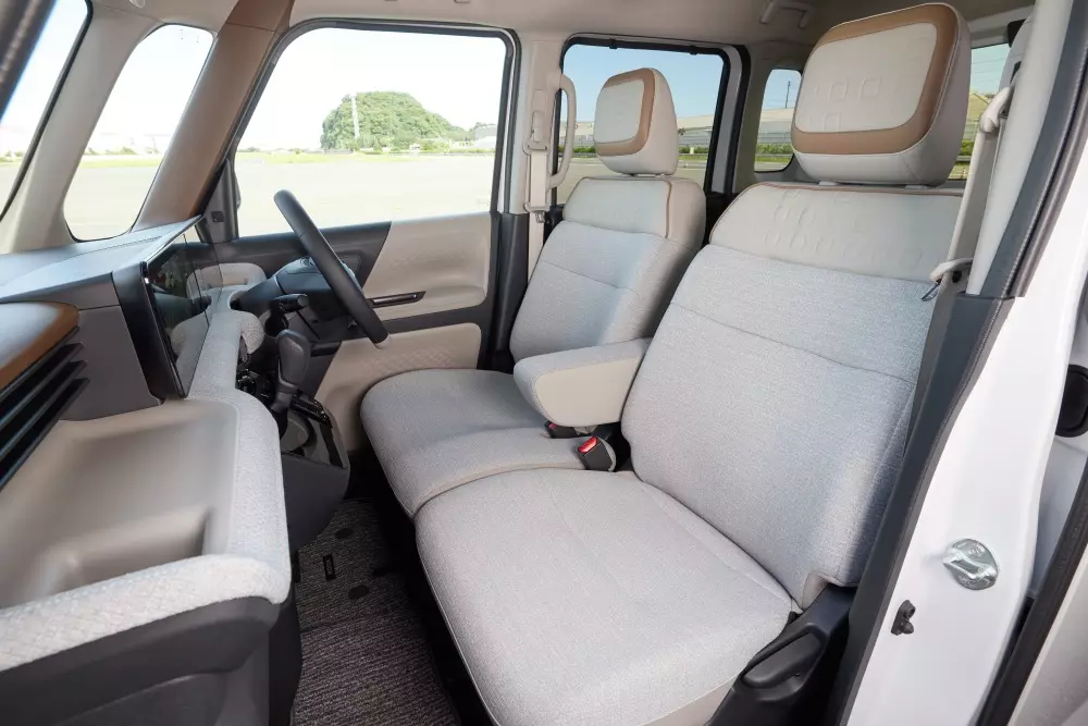 Hàng ghế trước của Nissan Roox Hàng ghế trước của Nissan Roox