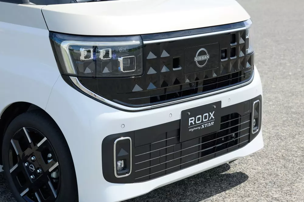 Cận cảnh thiết kế đầu xe mới của Nissan Roox Cận cảnh thiết kế đầu xe mới của Nissan Roox