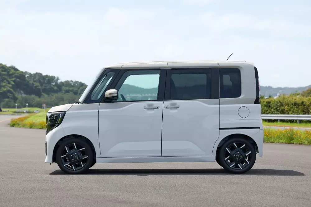 Nissan Roox 2025 nhìn từ bên sườn Nissan Roox 2025 nhìn từ bên sườn