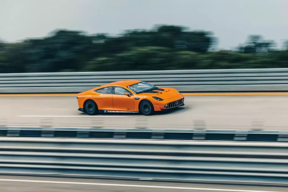 Cận cảnh xe điện Mercedes Concept AMG GT XX vừa mới thiết lập tốc độ trung bình 300 km/h, chạy 40.075 km chỉ hơn 7 ngày- Ảnh 2. Cận cảnh xe điện Mercedes Concept AMG GT XX vừa mới thiết lập tốc độ trung bình 300 km/h, chạy 40.075 km chỉ hơn 7 ngày- Ảnh 2.