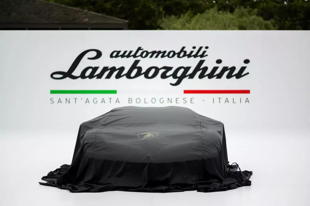 Cận cảnh Fenomeno - siêu xe triệu USD mới của Lamborghini - "bằng xương bằng thịt" ngoài đời thực- Ảnh 1.