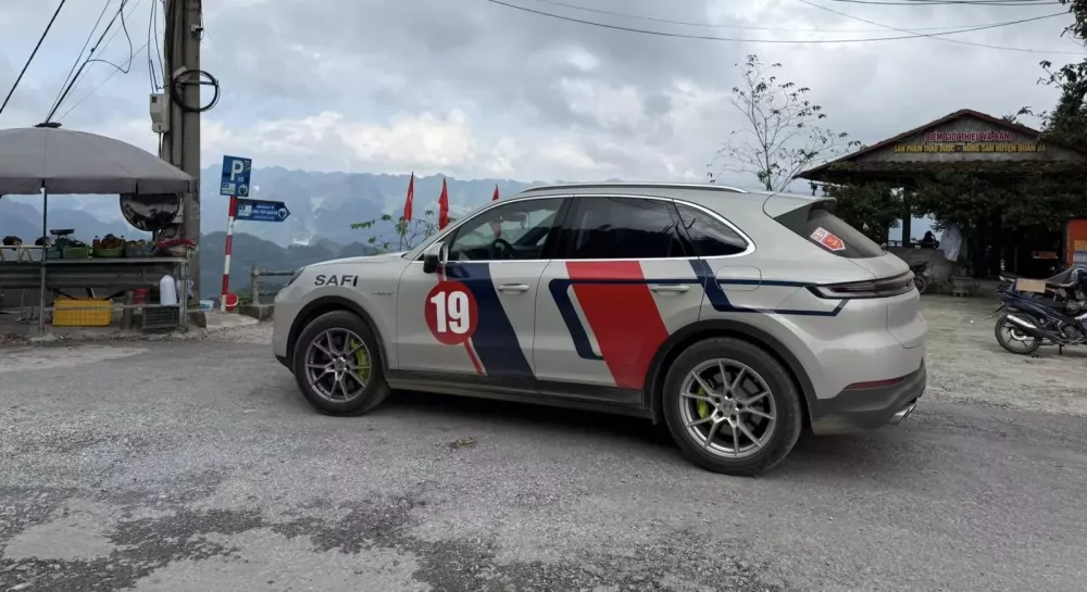 Đúng chất dân thích trải nghiệm, anh Hoàng Anh cho Porsche Cayenne S E-Hybrid 2025 "phượt" nhẹ 4.700 km- Ảnh 1.