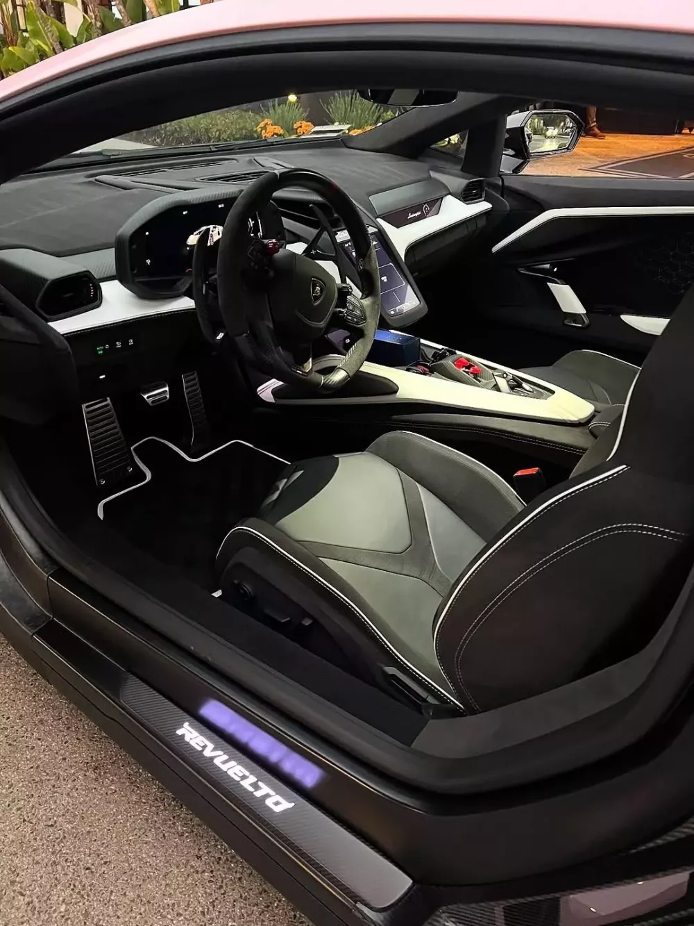 Lạ mắt với siêu xe 1.000 mã lực Lamborghini "Pinkvuelto" mới xuất hiện- Ảnh 7. Lạ mắt với siêu xe 1.000 mã lực Lamborghini "Pinkvuelto" mới xuất hiện- Ảnh 7.