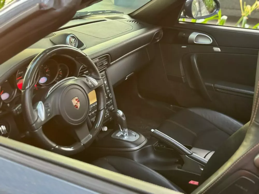 Porsche 911 Carerra Cabriolet 997 hàng hiếm xuất hiện, nhiều khả năng thuộc sở hữu của người này- Ảnh 7. Porsche 911 Carerra Cabriolet 997 hàng hiếm xuất hiện, nhiều khả năng thuộc sở hữu của người này- Ảnh 7.