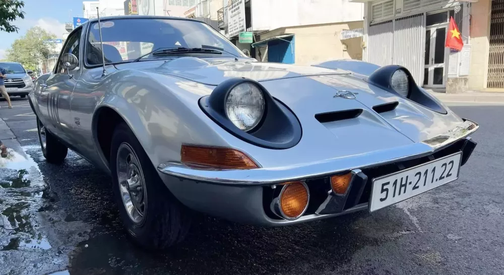 Giới chơi xe cổ lại xôn xao với chiếc Opel GT của "Qua" Vũ mới tậu- Ảnh 4. Giới chơi xe cổ lại xôn xao với chiếc Opel GT của "Qua" Vũ mới tậu- Ảnh 4.