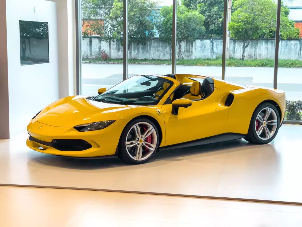 Doanh nhân Tp.HCM tậu Ferrari 296 GTS màu vàng lạ mắt- Ảnh 1.