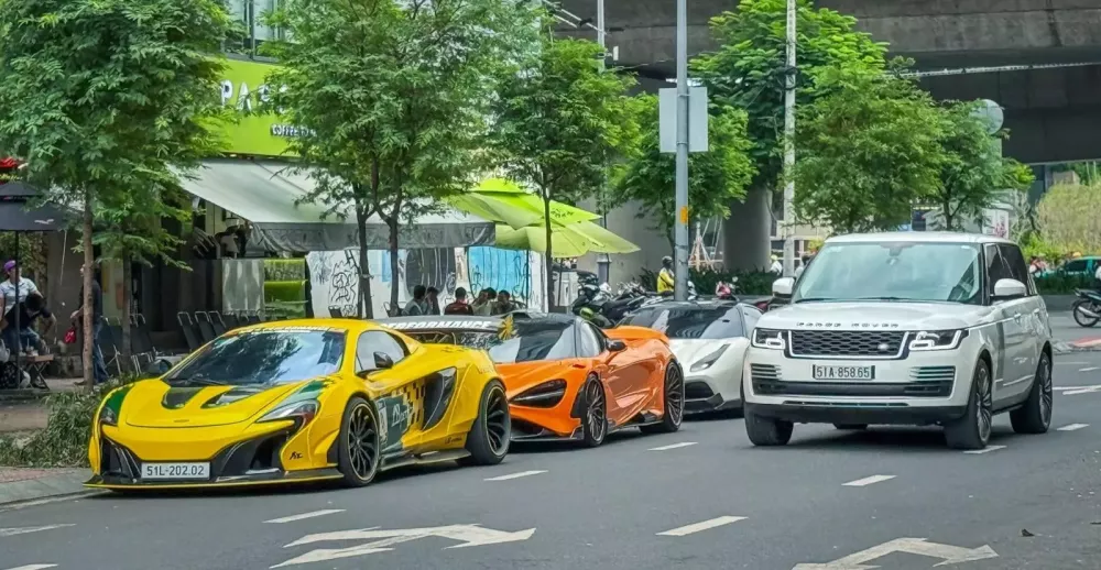Dàn siêu xe đủ màu sắc trên đường phố Tp.HCM trong dịp lễ- Ảnh 4. Dàn siêu xe đủ màu sắc trên đường phố Tp.HCM trong dịp lễ- Ảnh 4.