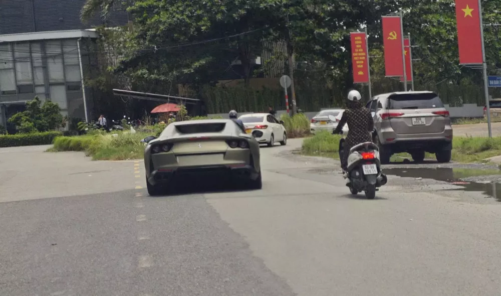 Siêu xe Ferrari 812 GTS màu lạ âm thầm về Việt Nam- Ảnh 1.