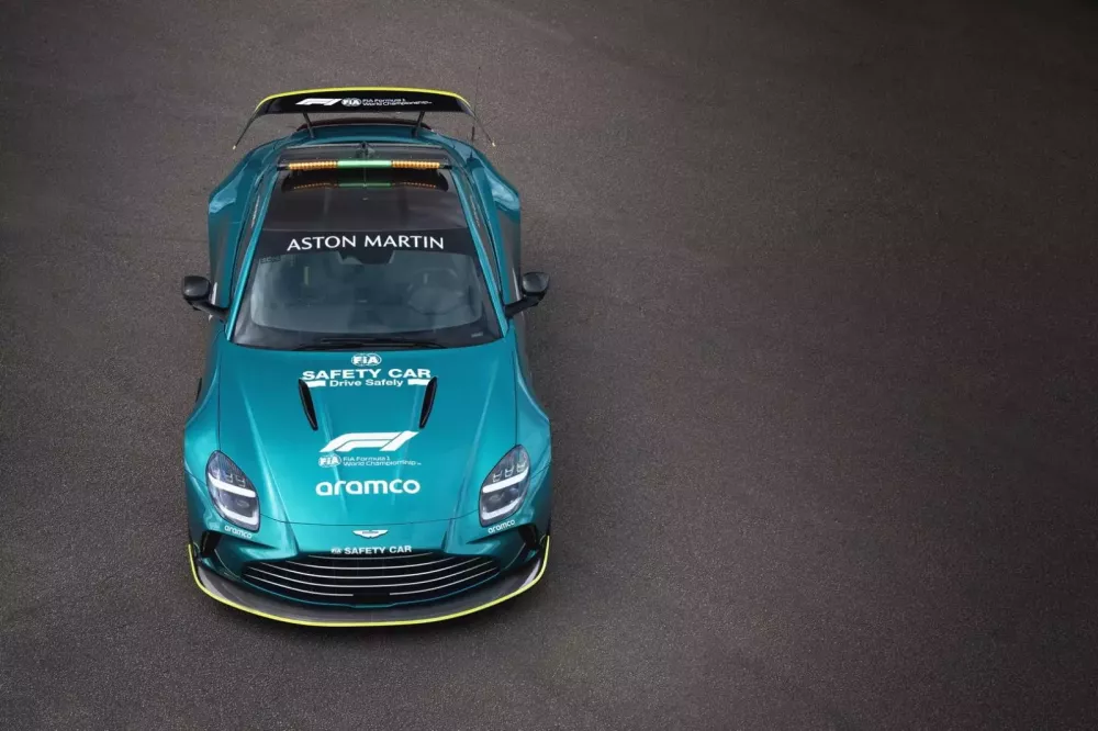 Aston Martin Vantage S làm xe an toàn tại giải đua xe Công thức 1- Ảnh 1.