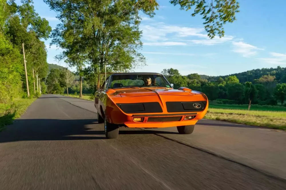 Câu chuyện về người phụ nữ lái xe Plymouth Superbird 1970 trong 40 năm trước khi qua đời- Ảnh 1. Câu chuyện về người phụ nữ lái xe Plymouth Superbird 1970 trong 40 năm trước khi qua đời- Ảnh 1.