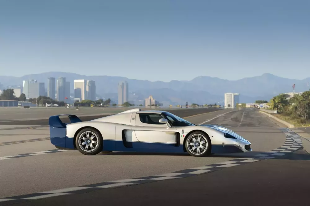 Chi tiết siêu phẩm Maserati MC12 mới được bán với giá kỷ lục- Ảnh 2. Chi tiết siêu phẩm Maserati MC12 mới được bán với giá kỷ lục- Ảnh 2.