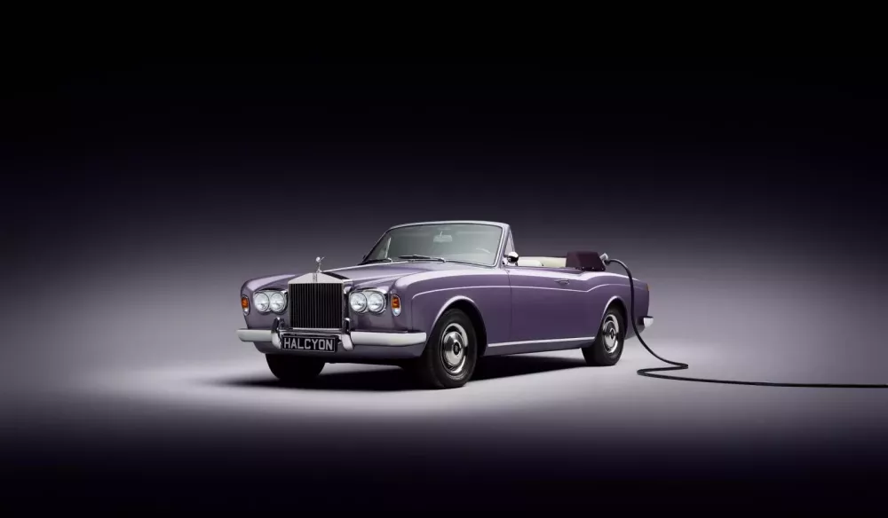 Rolls-Royce Corniche mà "Qua" Vũ đang sở hữu có bản độ rất kỳ công, thay hẳn động cơ điện- Ảnh 2. Rolls-Royce Corniche mà "Qua" Vũ đang sở hữu có bản độ rất kỳ công, thay hẳn động cơ điện- Ảnh 2.