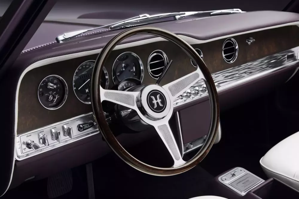 Rolls-Royce Corniche mà "Qua" Vũ đang sở hữu có bản độ rất kỳ công, thay hẳn động cơ điện- Ảnh 4. Rolls-Royce Corniche mà "Qua" Vũ đang sở hữu có bản độ rất kỳ công, thay hẳn động cơ điện- Ảnh 4.
