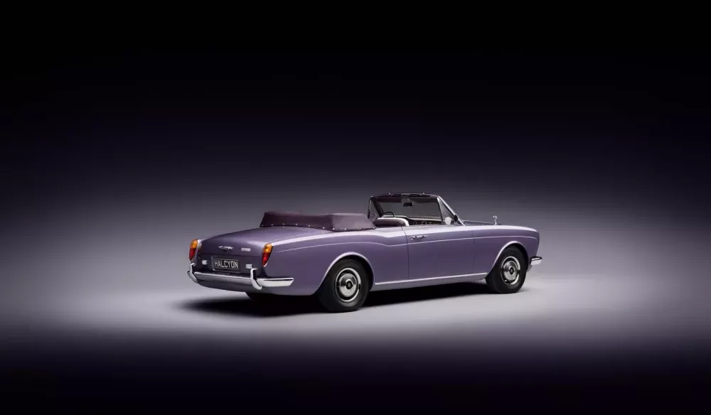 Rolls-Royce Corniche mà "Qua" Vũ đang sở hữu có bản độ rất kỳ công, thay hẳn động cơ điện- Ảnh 3.