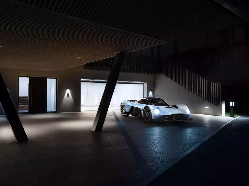 Cựu tay đua F1 rao bán Aston Martin Valkyrie chỉ sau 100 miles trải nghiệm- Ảnh 1. Cựu tay đua F1 rao bán Aston Martin Valkyrie chỉ sau 100 miles trải nghiệm- Ảnh 1.