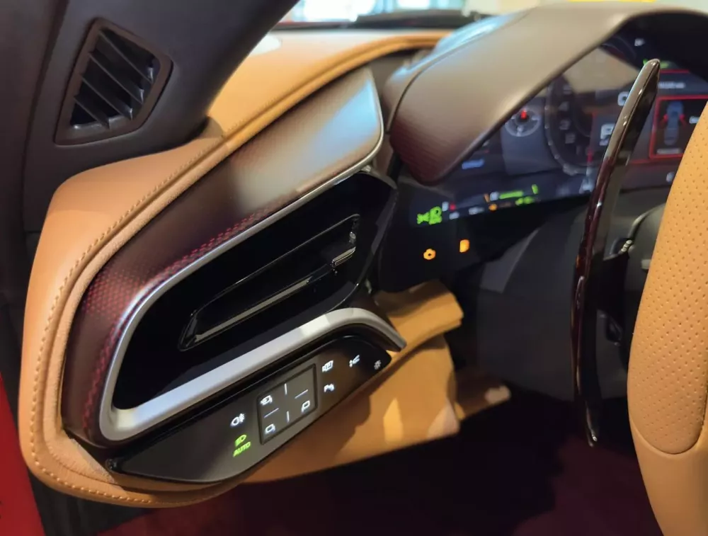 Đánh gia nhanh Ferrari 296 GTS cá nhân hóa đặc biệt tại Việt Nam: Màu sơn lạ mắt cùng gói carbon màu đỏ đắt tiền- Ảnh 8. Đánh gia nhanh Ferrari 296 GTS cá nhân hóa đặc biệt tại Việt Nam: Màu sơn lạ mắt cùng gói carbon màu đỏ đắt tiền- Ảnh 8.