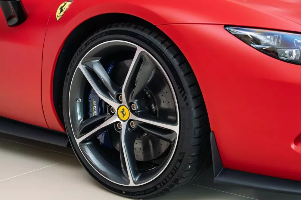 Đánh gia nhanh Ferrari 296 GTS cá nhân hóa đặc biệt tại Việt Nam: Màu sơn lạ mắt cùng gói carbon màu đỏ đắt tiền- Ảnh 6. Đánh gia nhanh Ferrari 296 GTS cá nhân hóa đặc biệt tại Việt Nam: Màu sơn lạ mắt cùng gói carbon màu đỏ đắt tiền- Ảnh 6.