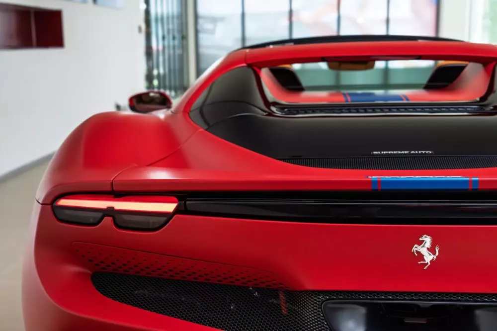 Đánh gia nhanh Ferrari 296 GTS cá nhân hóa đặc biệt tại Việt Nam: Màu sơn lạ mắt cùng gói carbon màu đỏ đắt tiền- Ảnh 5. Đánh gia nhanh Ferrari 296 GTS cá nhân hóa đặc biệt tại Việt Nam: Màu sơn lạ mắt cùng gói carbon màu đỏ đắt tiền- Ảnh 5.