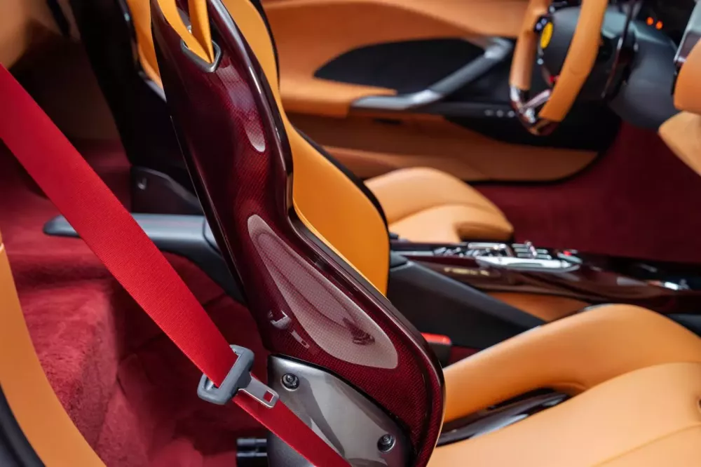Đánh gia nhanh Ferrari 296 GTS cá nhân hóa đặc biệt tại Việt Nam: Màu sơn lạ mắt cùng gói carbon màu đỏ đắt tiền- Ảnh 10. Đánh gia nhanh Ferrari 296 GTS cá nhân hóa đặc biệt tại Việt Nam: Màu sơn lạ mắt cùng gói carbon màu đỏ đắt tiền- Ảnh 10.