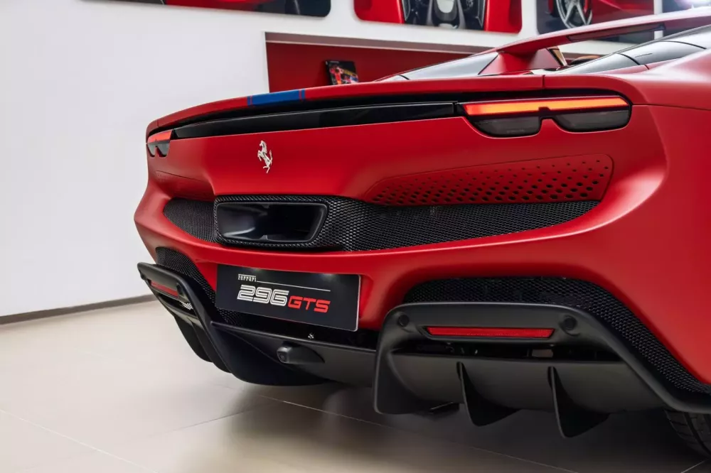 Đánh gia nhanh Ferrari 296 GTS cá nhân hóa đặc biệt tại Việt Nam: Màu sơn lạ mắt cùng gói carbon màu đỏ đắt tiền- Ảnh 13. Đánh gia nhanh Ferrari 296 GTS cá nhân hóa đặc biệt tại Việt Nam: Màu sơn lạ mắt cùng gói carbon màu đỏ đắt tiền- Ảnh 13.
