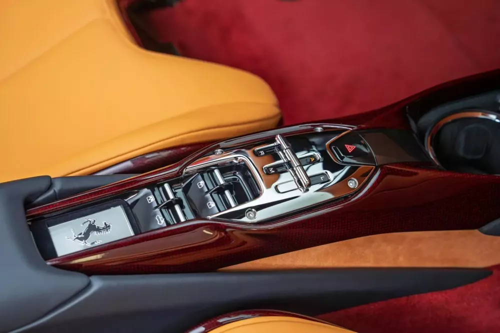 Đánh gia nhanh Ferrari 296 GTS cá nhân hóa đặc biệt tại Việt Nam: Màu sơn lạ mắt cùng gói carbon màu đỏ đắt tiền- Ảnh 9. Đánh gia nhanh Ferrari 296 GTS cá nhân hóa đặc biệt tại Việt Nam: Màu sơn lạ mắt cùng gói carbon màu đỏ đắt tiền- Ảnh 9.