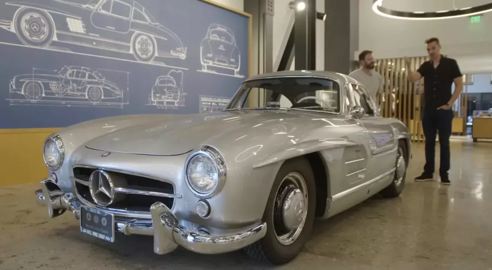 YouTuber vỡ òa trong sung sướng khi mua được Mercedes-Benz 300 SL Gullwing dù phải bán xe Bugatti- Ảnh 2. YouTuber vỡ òa trong sung sướng khi mua được Mercedes-Benz 300 SL Gullwing dù phải bán xe Bugatti- Ảnh 2.