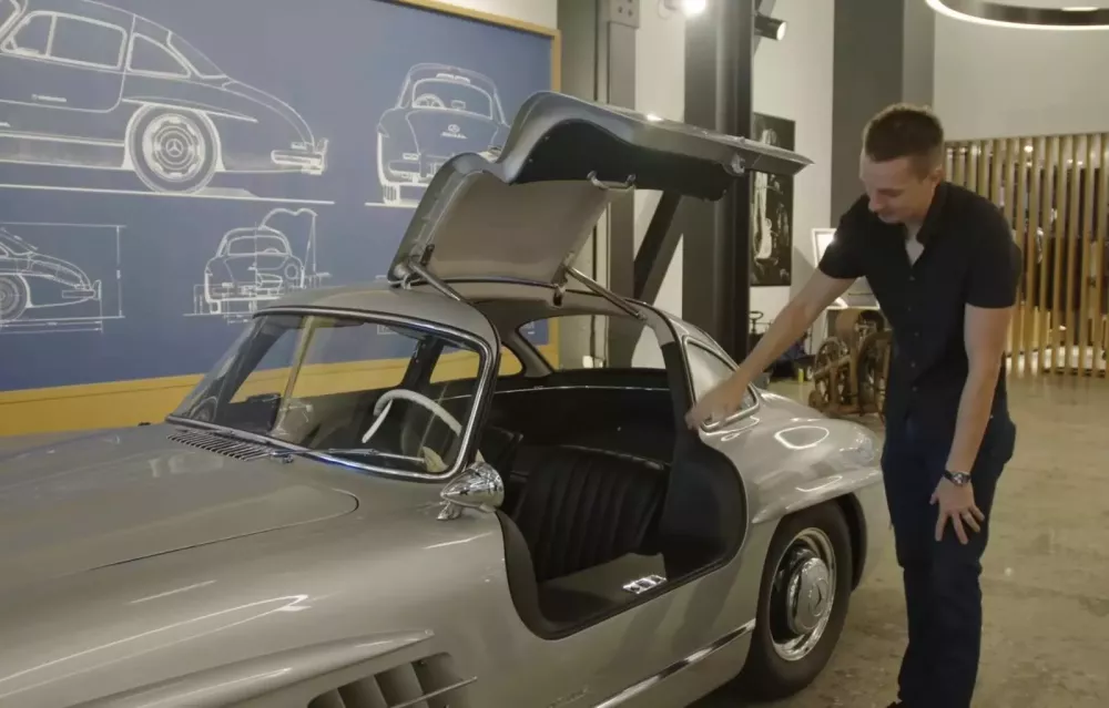 YouTuber vỡ òa trong sung sướng khi mua được Mercedes-Benz 300 SL Gullwing dù phải bán xe Bugatti- Ảnh 6. YouTuber vỡ òa trong sung sướng khi mua được Mercedes-Benz 300 SL Gullwing dù phải bán xe Bugatti- Ảnh 6.