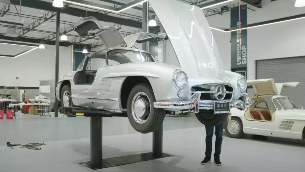 YouTuber vỡ òa trong sung sướng khi mua được Mercedes-Benz 300 SL Gullwing dù phải bán xe Bugatti- Ảnh 7. YouTuber vỡ òa trong sung sướng khi mua được Mercedes-Benz 300 SL Gullwing dù phải bán xe Bugatti- Ảnh 7.