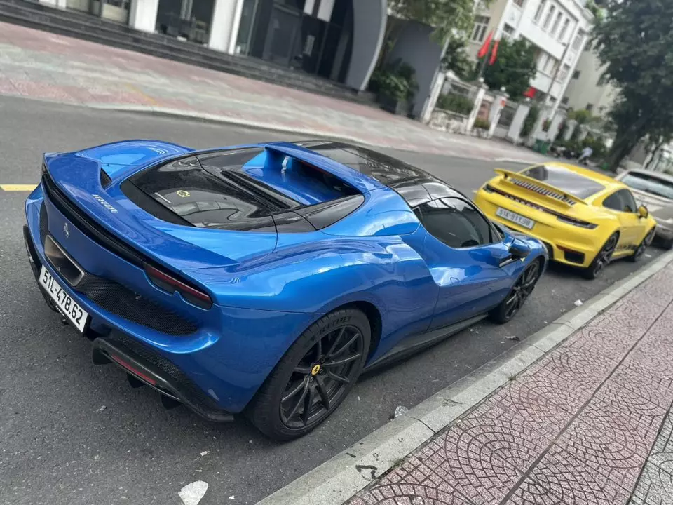 Porsche 911 Turbo S và Ferrari 296 GTS hàng hiếm trên đường phố HCM- Ảnh 2.