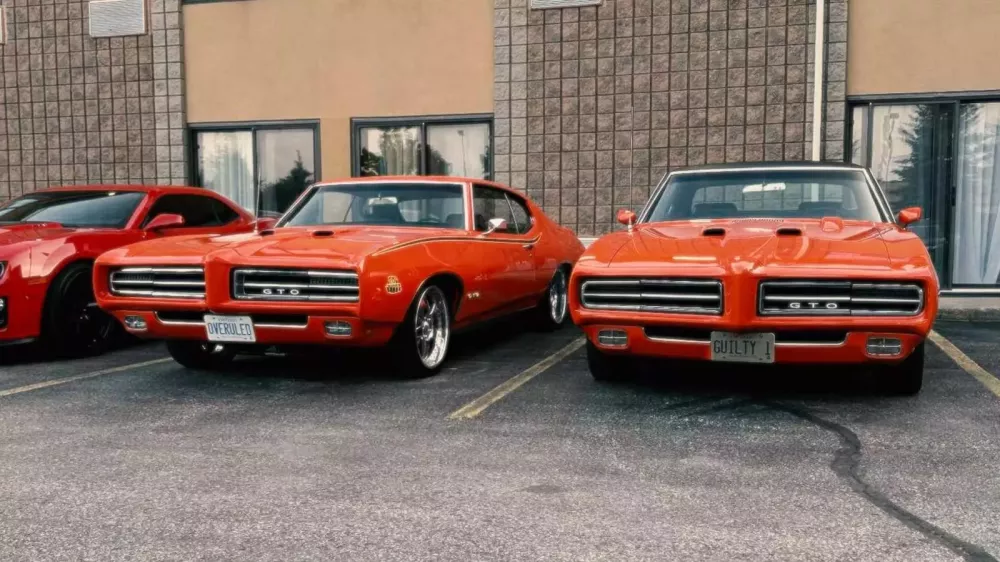 Gia đình say như điếu đỗ chiếc Pontiac GTO Judge đời 1969: Bố và con út có 2 xe y hệt- Ảnh 1. Gia đình say như điếu đỗ chiếc Pontiac GTO Judge đời 1969: Bố và con út có 2 xe y hệt- Ảnh 1.