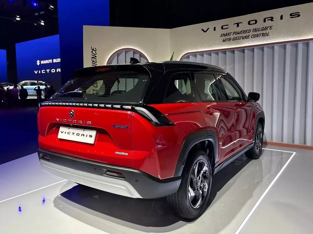 Suzuki Victoris nhìn từ phía sau Suzuki Victoris nhìn từ phía sau