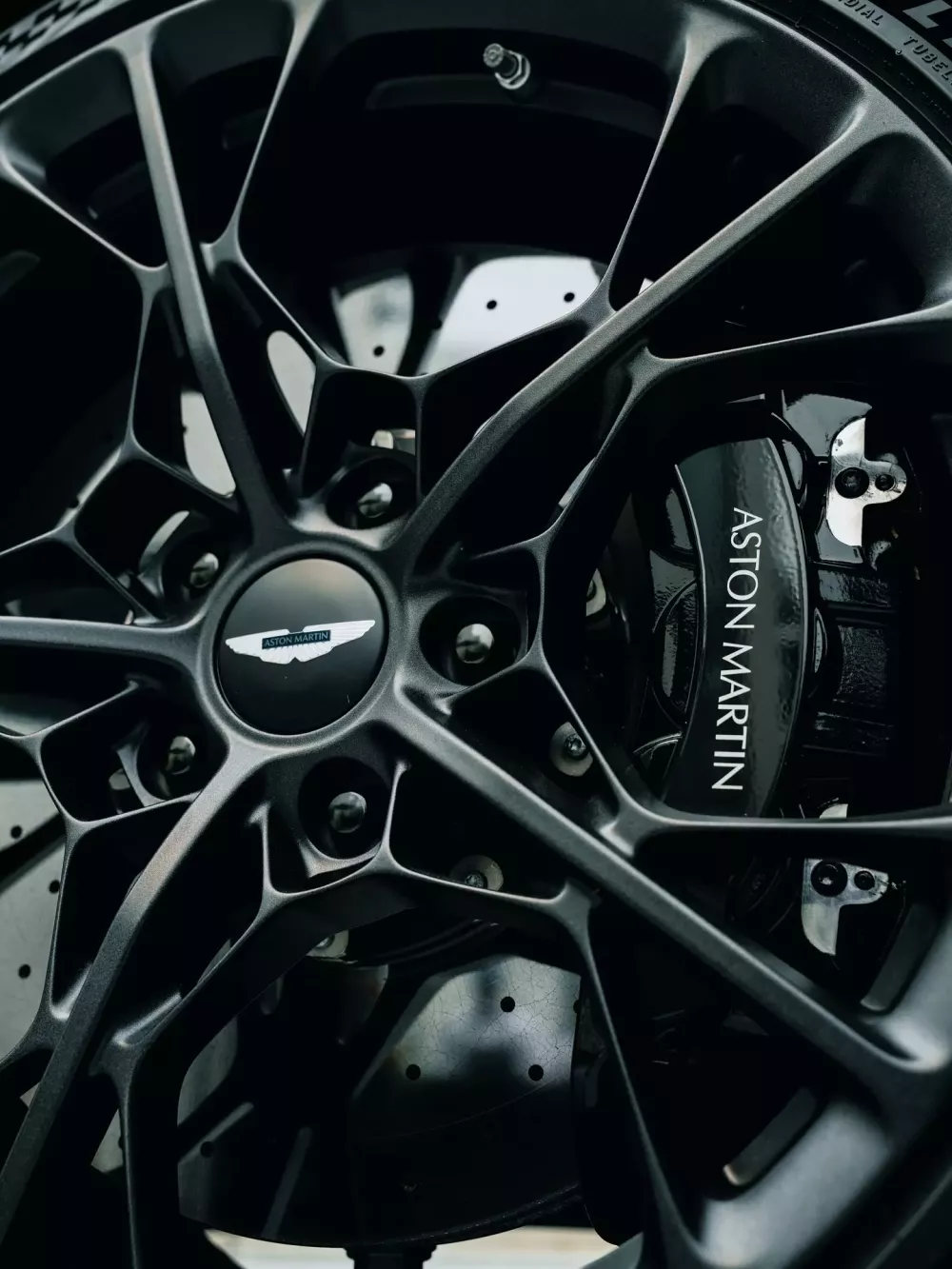 Aston Martin Valhalla sản xuất dành cho khách hàng: Siêu phẩm gần 1 triệu USD- Ảnh 5. Aston Martin Valhalla sản xuất dành cho khách hàng: Siêu phẩm gần 1 triệu USD- Ảnh 5.