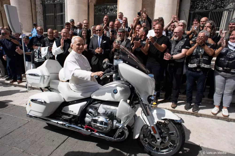 Giáo hoàng Lêô XIV được tặng xe mô tô BMW R18 nhưng sẽ không điều khiển nó qua Vatican- Ảnh 1. Giáo hoàng Lêô XIV được tặng xe mô tô BMW R18 nhưng sẽ không điều khiển nó qua Vatican- Ảnh 1.