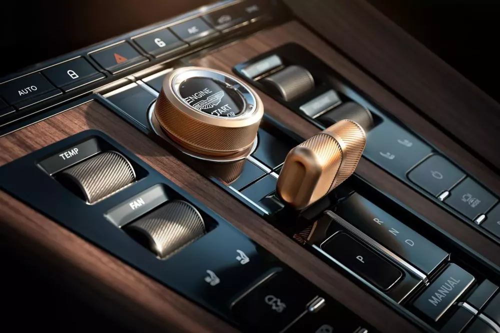 Chi tiết cặp đôi Vanquish và DB12 mui trần giới hạn mới được Q by Aston Martin ra mắt- Ảnh 11. Chi tiết cặp đôi Vanquish và DB12 mui trần giới hạn mới được Q by Aston Martin ra mắt- Ảnh 11.