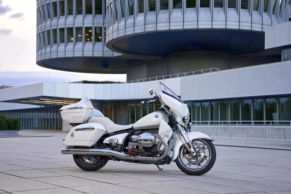 Giáo hoàng Lêô XIV được tặng xe mô tô BMW R18 nhưng sẽ không điều khiển nó qua Vatican- Ảnh 2. Giáo hoàng Lêô XIV được tặng xe mô tô BMW R18 nhưng sẽ không điều khiển nó qua Vatican- Ảnh 2.